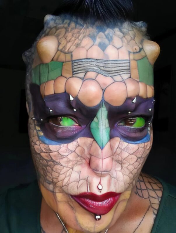 Elle fait enlever ses oreilles et son nez pour devenir « dame dragon » et affirme être née reptilienne