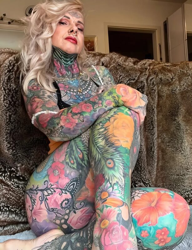 Cette mamie dévoile à quoi elle ressemblait avant ses tatouages sur tout le corps