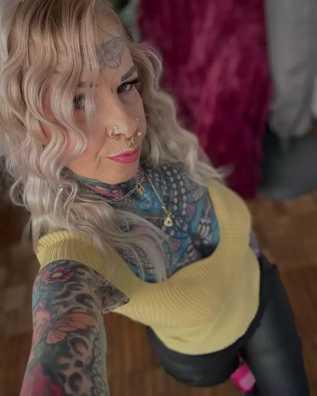 Cette mamie dévoile à quoi elle ressemblait avant ses tatouages sur tout le corps