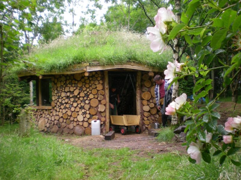 Ils ont construit une maison de rêve avec du bois de chauffage… et le résultat est époustouflant