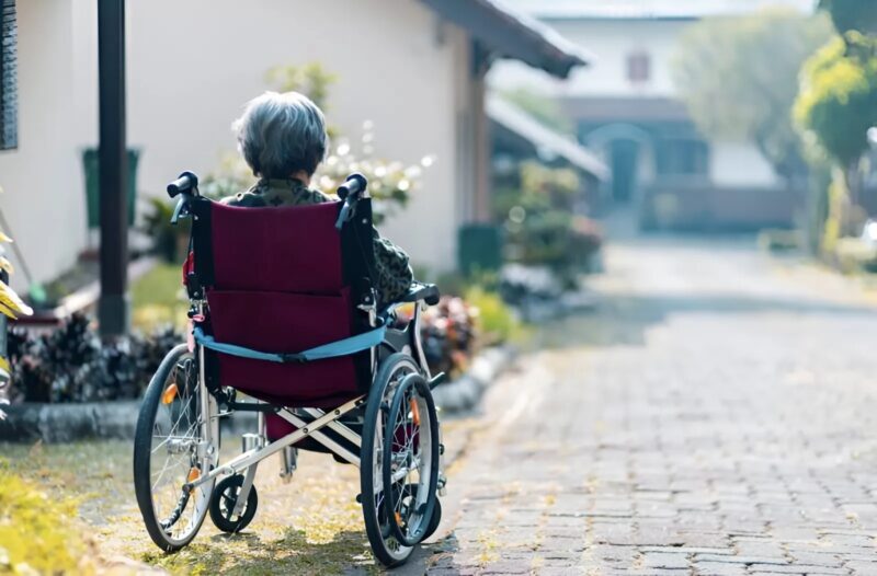 Un fils place sa maman de quatre-vingts ans dans une maison de retraite, mais ne la retrouve pas des années plus tard