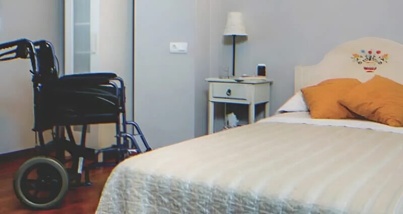 Un fils place sa maman de quatre-vingts ans dans une maison de retraite, mais ne la retrouve pas des années plus tard