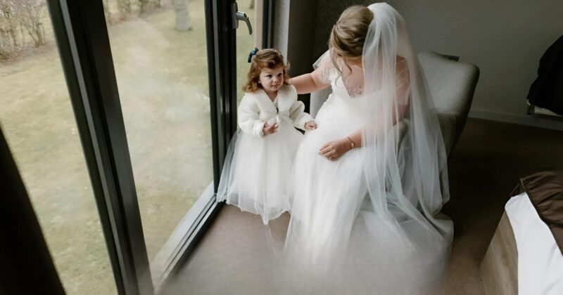 Cinq ans après le décès de ma femme, j'ai emmené ma fille au mariage de mon ami d’enfance, et lorsque j'ai vu la mariée, elle m'a demandé : « Papa, pourquoi pleures-tu ? »