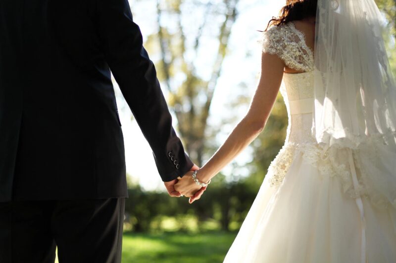 Cinq ans après le décès de ma femme, j'ai emmené ma fille au mariage de mon ami d’enfance, et lorsque j'ai vu la mariée, elle m'a demandé : « Papa, pourquoi pleures-tu ? »