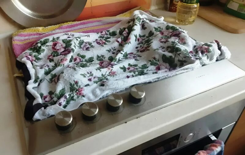J'ai critiqué ma sœur parce qu'elle avait placé une serviette sur la cuisinière - avant de découvrir la vérité qui se cachait derrière cette astuce fantastique