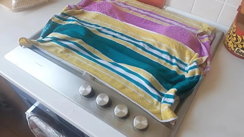 J'ai critiqué ma sœur parce qu'elle avait placé une serviette sur la cuisinière - avant de découvrir la vérité qui se cachait derrière cette astuce fantastique