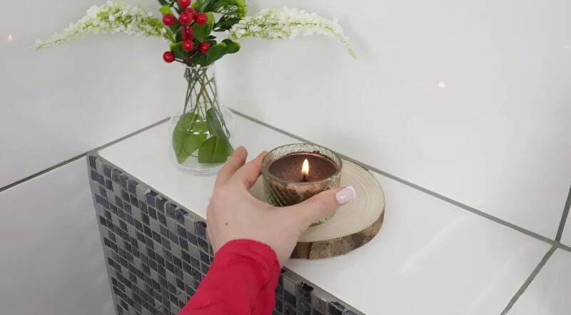 Je craque une allumette et la jette dans les toilettes; Ce que ça fait va vous surprendre…