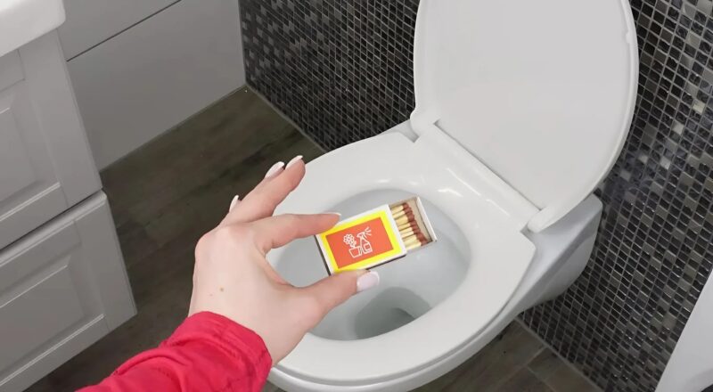 Je craque une allumette et la jette dans les toilettes; Ce que ça fait va vous surprendre…