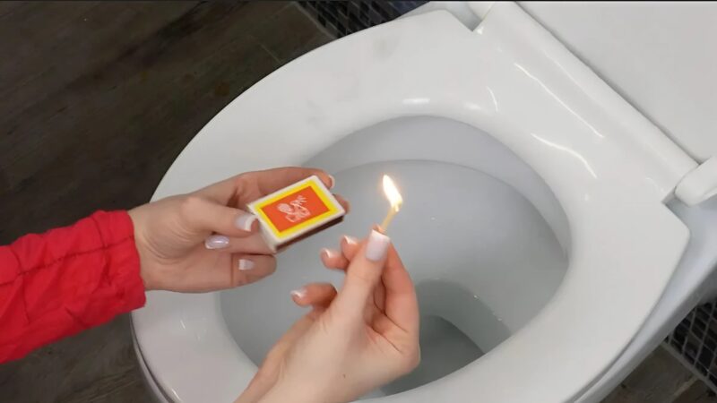 Je craque une allumette et la jette dans les toilettes; Ce que ça fait va vous surprendre…
