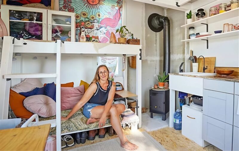 Un nouveau départ : une femme transforme un modeste cabanon en un véritable rêve après son divorce