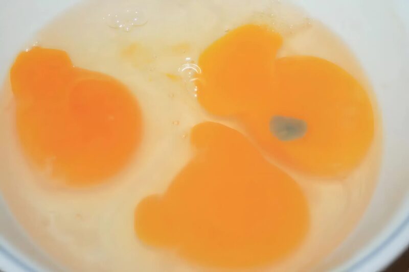 Vous cassez un œuf pour préparer votre omelette… et vous tombez sur une petite tache rouge, que faire