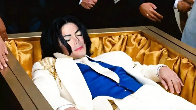Ce qui a été retrouvé dans la tombe de Michael Jackson, rouverte après 15 ans, défie toute logique humaine