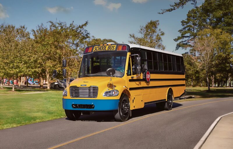 Un chauffeur de bus interrompt sa tournée pour aider un enfant en larmes – son geste bouleverse le destin d’une famille