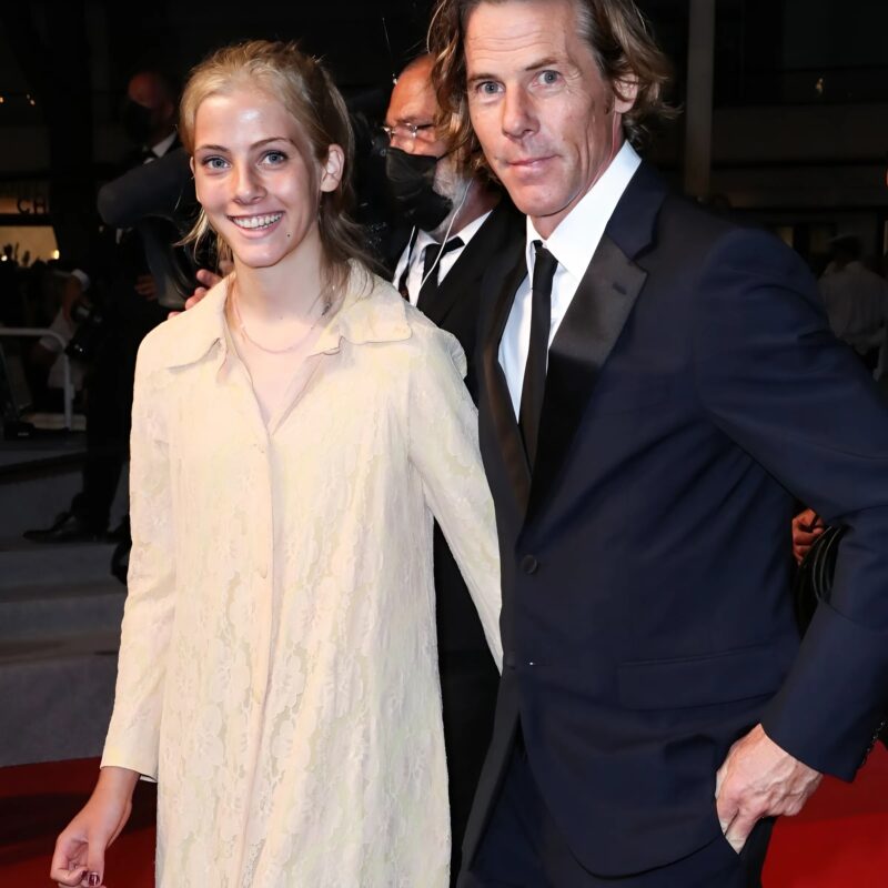 Hazel Roberts fait ses premiers pas sur le tapis rouge à l'âge de 16 ans – et pour beaucoup, elle semble déjà surpasser sa célèbre maman