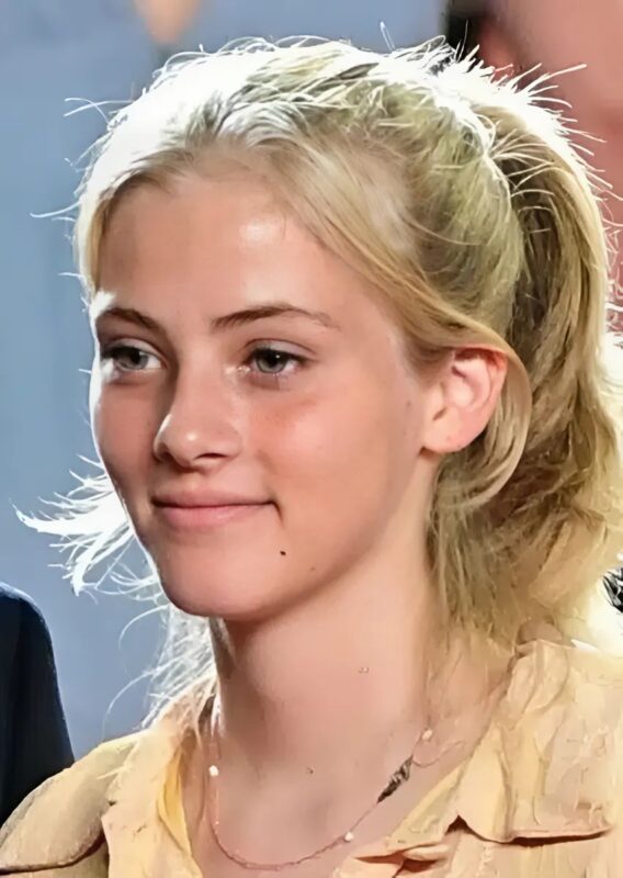 Hazel Roberts fait ses premiers pas sur le tapis rouge à l'âge de 16 ans – et pour beaucoup, elle semble déjà surpasser sa célèbre maman