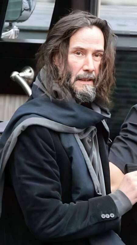 Keanu Reeves, un symbole d’humilité et de simplicité, dans un monde où règnent les projecteurs, l’égo et l’apparence