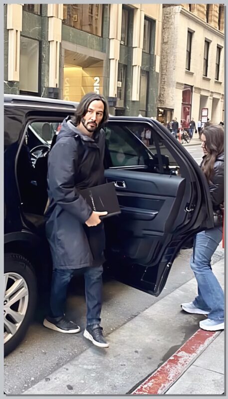Keanu Reeves, un symbole d’humilité et de simplicité, dans un monde où règnent les projecteurs, l’égo et l’apparence