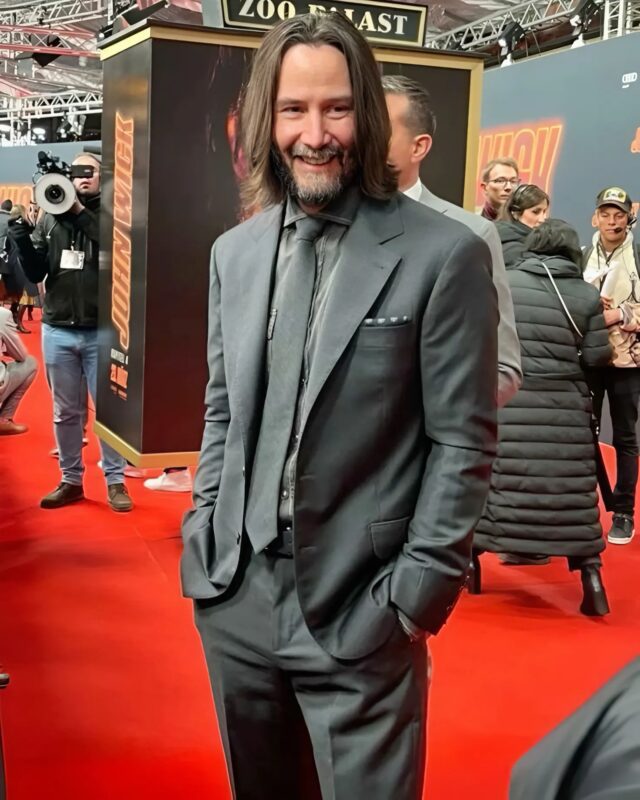 Keanu Reeves, un symbole d’humilité et de simplicité, dans un monde où règnent les projecteurs, l’égo et l’apparence