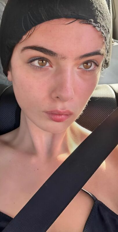 Deva Cassel, fille de Monica Bellucci a récemment suscité une controverse suite à la publication d'une photo en noir et blanc sur Instagram