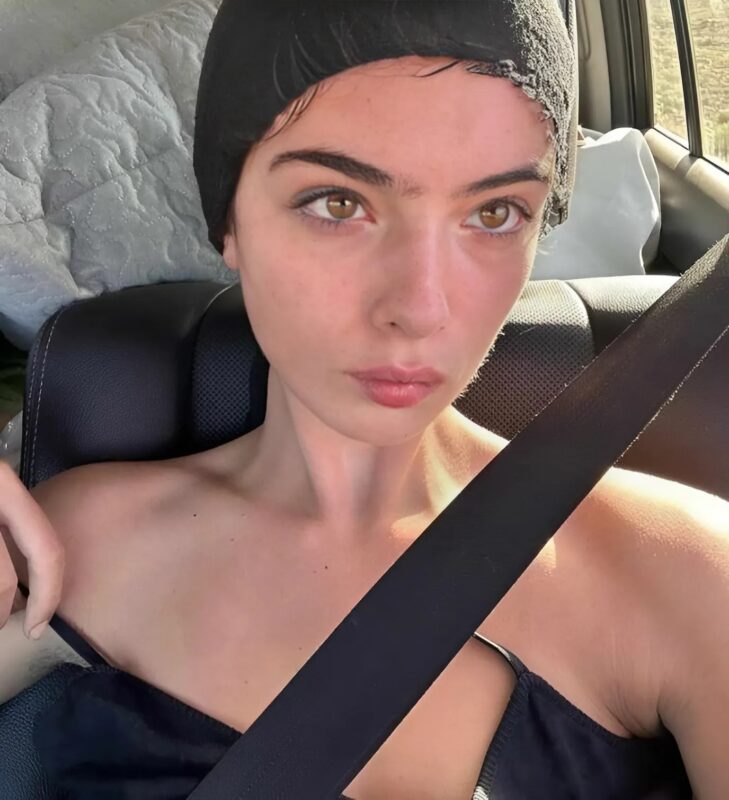 Deva Cassel, fille de Monica Bellucci a récemment suscité une controverse suite à la publication d'une photo en noir et blanc sur Instagram