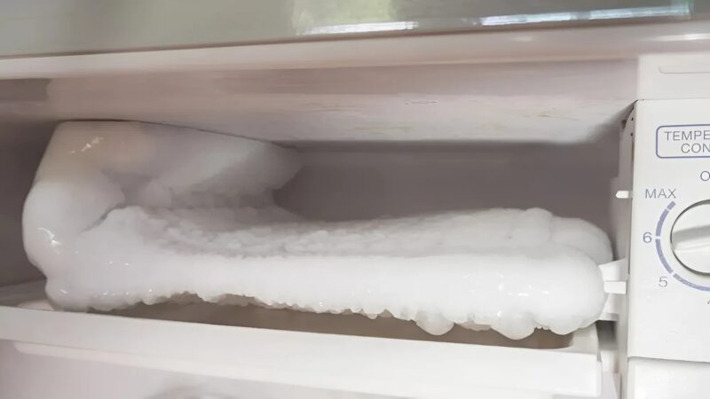 Comment éviter efficacement la formation de givre dans votre congélateur et prolonger sa durée de vie