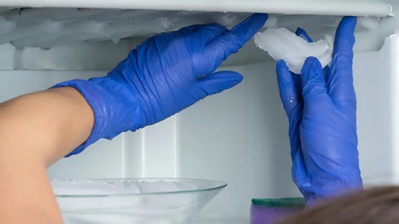 Comment éviter efficacement la formation de givre dans votre congélateur et prolonger sa durée de vie