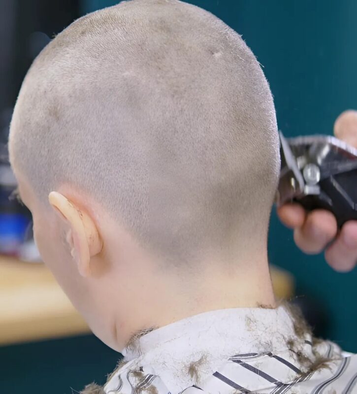 Un père découvre que sa fille se moque d’une camarade atteinte de cancer et lui inflige une leçon marquante