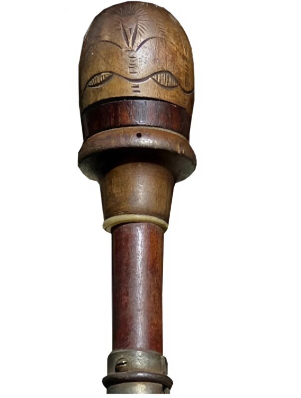 Un étrange objet ancien retrouvé dans un grenier : saurez-vous percer le mystère qui entoure cet artefact oublié