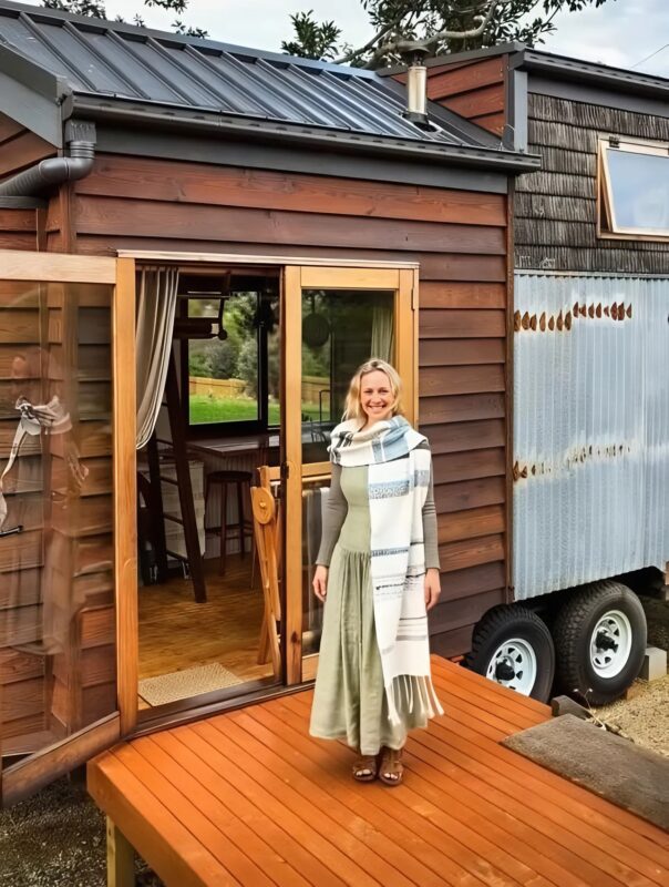 « Elle n’avait que trois mille dollars » : une femme a construit une petite maison incroyablement belle