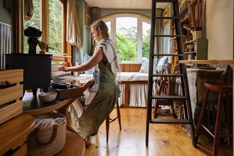 « Elle n’avait que trois mille dollars » : une femme a construit une petite maison incroyablement belle