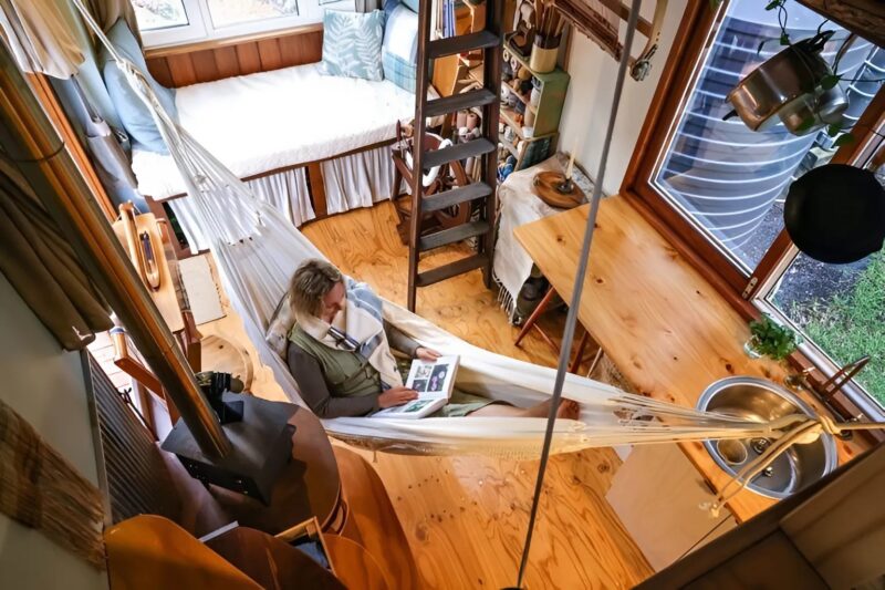 « Elle n’avait que trois mille dollars » : une femme a construit une petite maison incroyablement belle