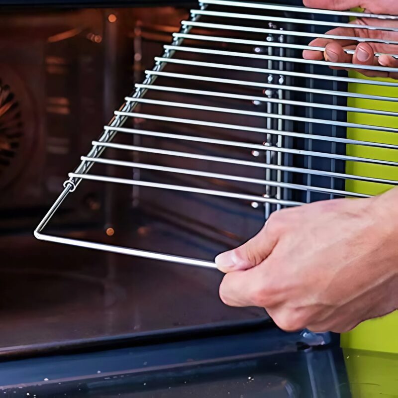 J’ai découvert à quoi sert vraiment la grille du four : Voici quelques astuces que peu de gens connaissent