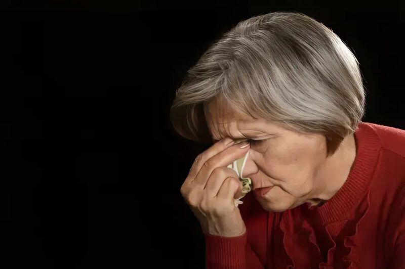 Ma mère m’a abandonnée devant la porte d’un inconnu : des années plus tard, elle entre chez moi sans savoir qui je suis