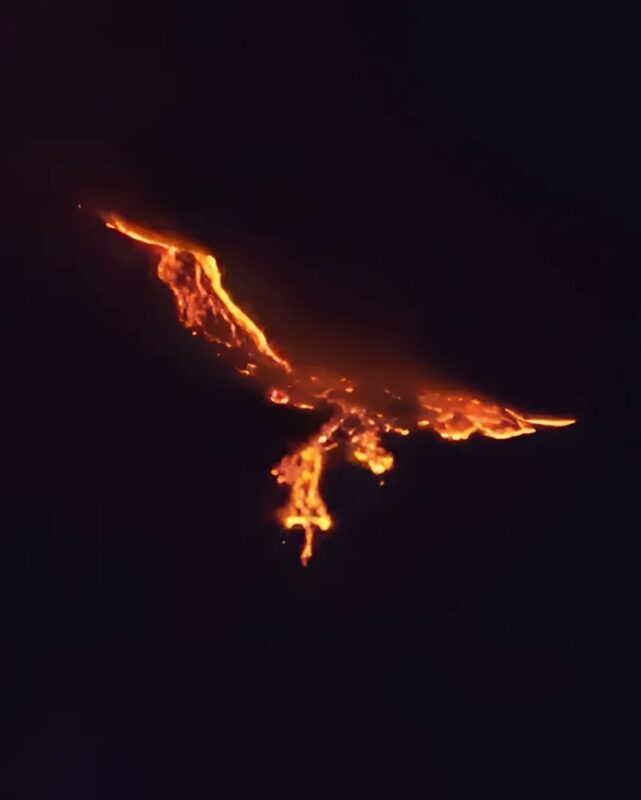Quand le Mont Etna dessine un phénix dans le ciel : la magie d'une éruption capturée en image