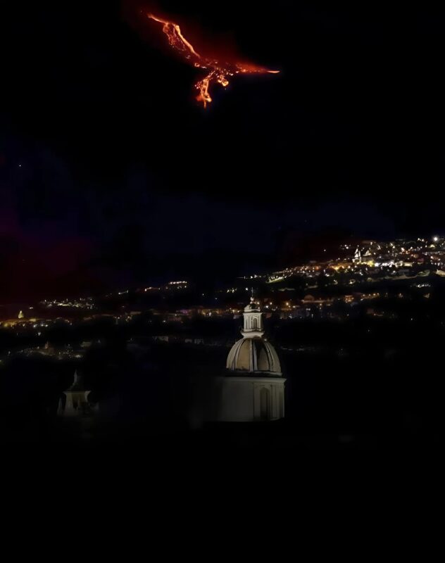 Quand le Mont Etna dessine un phénix dans le ciel : la magie d'une éruption capturée en image