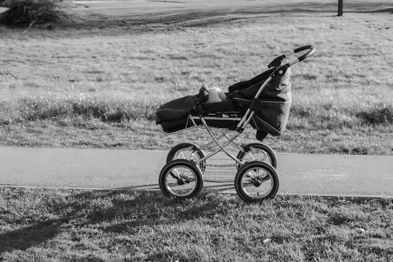 Si vous circulez sur une route isolée pendant la nuit et apercevez une poussette abandonnée, ne descendez surtout pas de votre véhicule : Voici pourquoi