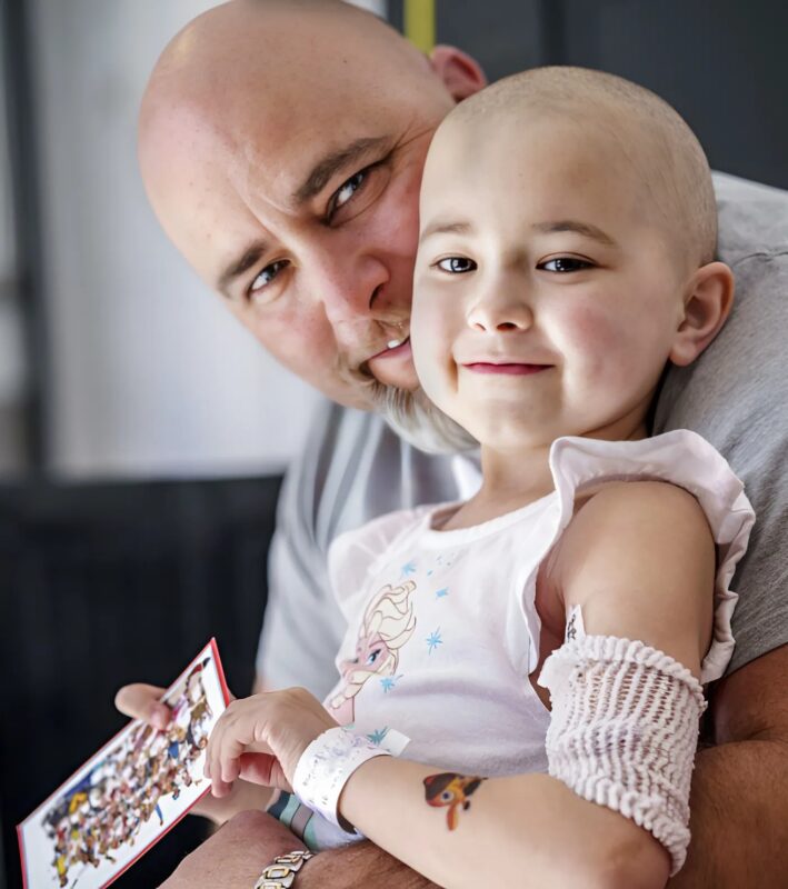 Un père découvre que sa fille se moque d’une camarade atteinte de cancer et lui inflige une leçon marquante
