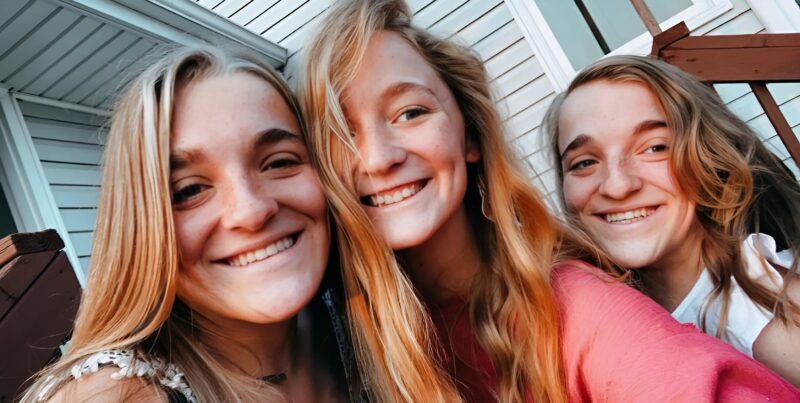 Trois sœurs nées triplées, dont deux siamoises, abandonnées à la naissance… Regardez-les 18 ans plus tard
