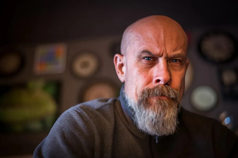 Le directeur accuse une lave-vaisselle de vol et l’embarrasse publiquement – il fond en larmes en découvrant la vérité