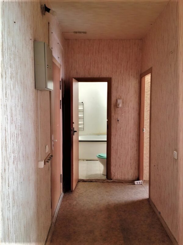 Un jeune homme transforme une ruine en loft design – sa métamorphose enflamme Internet