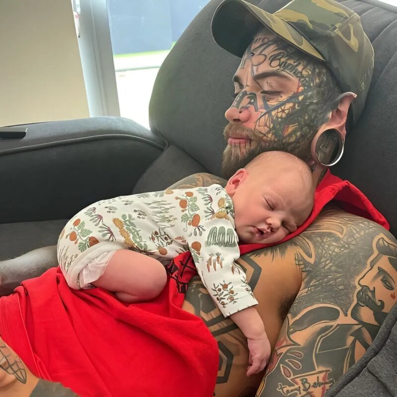 Il efface ses tatouages pour sa fille : la transformation bouleversante d’un jeune père
