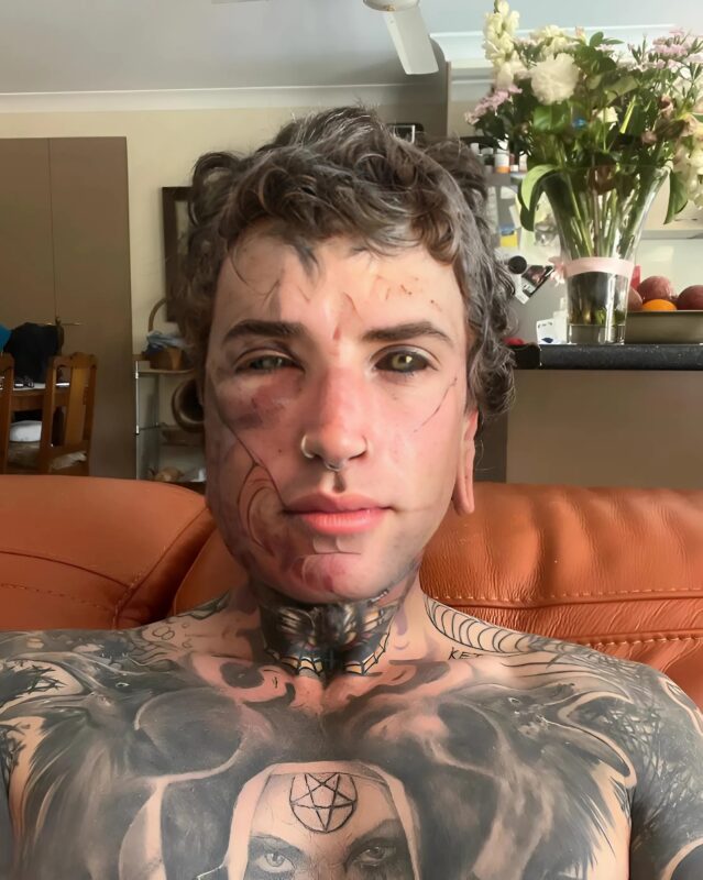Il efface ses tatouages pour sa fille : la transformation bouleversante d’un jeune père