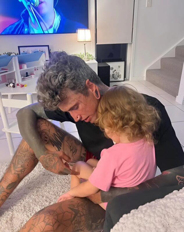 Il efface ses tatouages pour sa fille : la transformation bouleversante d’un jeune père